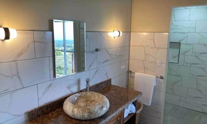 Roble Villa | Top-Rated Loft & Jacuzzi with Amazing Views at VG Poás