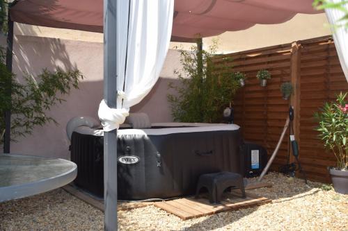 Maillane Apartment | Relax at Loft Le Mistral with Seasonal Outdoor Spa