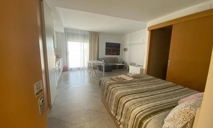 Terrassa Apartment | Modern Loft in Terrassa with Spa and Hot Tub for Couples