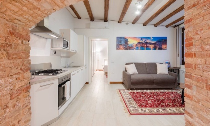 Cannaregio Apartment | Stylish Loft with Exposed Beams & Family-Friendly Amenities