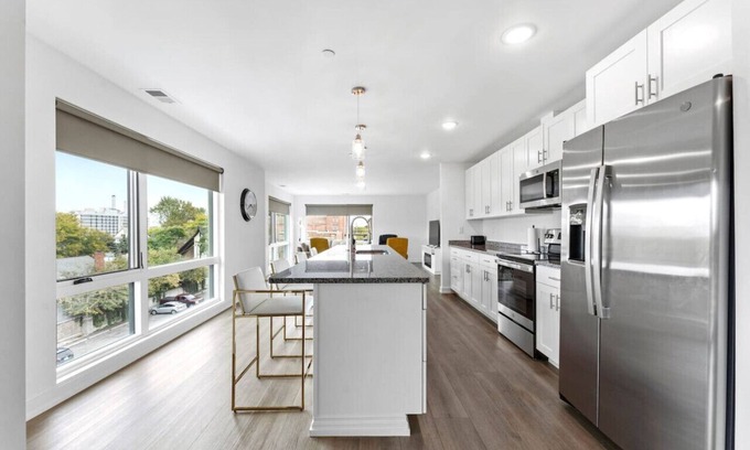 Wyandotte Apartment | Loft, Open Concept, Balcony 2 Bed, Pool Gym, Wifi
