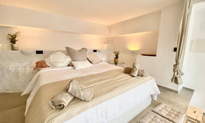 Vallpineda Apartment | Tranquil Loft for Family Getaways and Relaxation