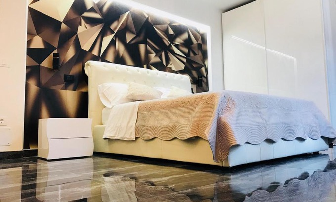Sirmione Old Town Apartment | Oceanfront Loft Sirmione: 4-Star Stay with Hot Tub & Views
