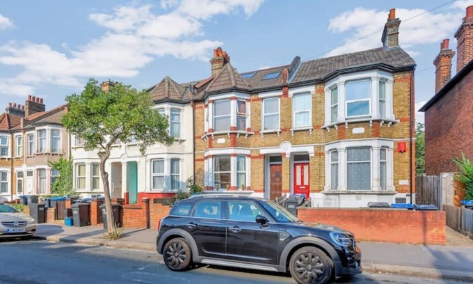 Thornton Heath Apartment | Cozy Loft with Private Bath, Kitchen & Pool Access