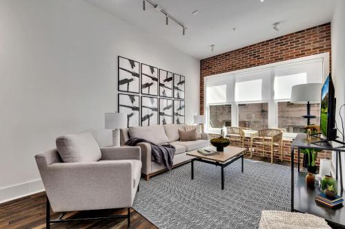 Castleberry Hill Apartment | Stylish Loft Apartment 102: Ideal for Families & Groups