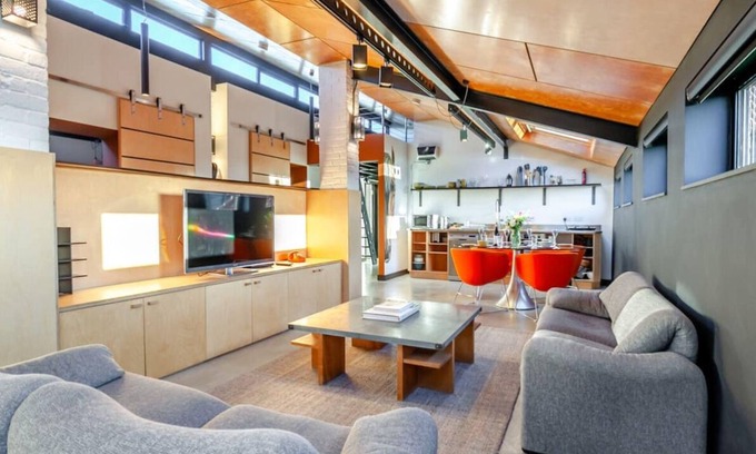 Offham Apartment | Stylish Loft Stables with Breakfast & Family-Friendly Amenities