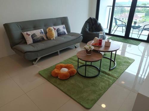 Kampung Stampin Apartment | Skyline Suite at Loft Suites - Family-Friendly Retreat