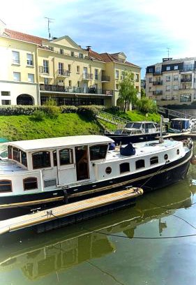 Cergy Boat Rental | Relaxing Loft on the Water with Inviting Hot Tub Escape