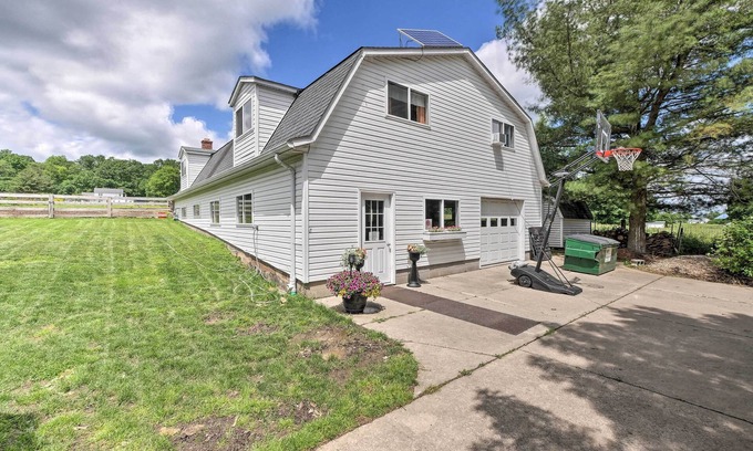 Huntsburg House | Tranquil Loft Unplugged with Outdoor Space in Amish Country
