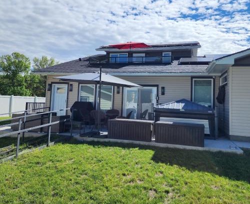 Lethbridge Apartment | Inviting Loft with Hot Tub & Oceanfront Patio Retreat