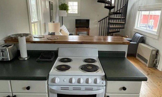 Shelburne Apartment | Cozy 1 Bedroom Retreat in Historic Downtown Shelburne
