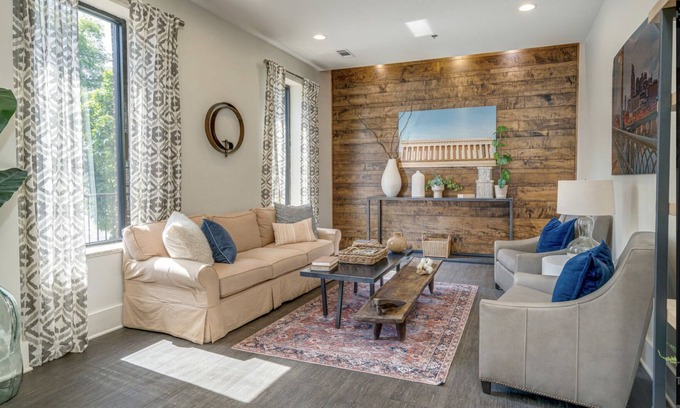 Midtown House | Urban Muse Retreat - 6 Mins to Broadway, Family Friendly