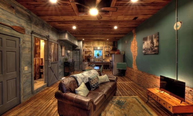 Walhalla Apartment | Experience the 1890s at Lofts Over Main - Guest Rated 10/10