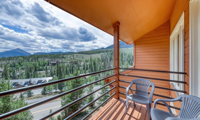 Wildernest Condo | Charming Condo with Mountain & Lake Views, Pool Access