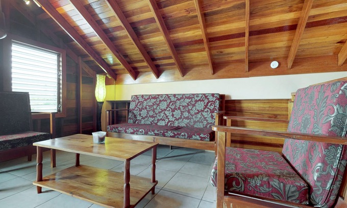 Caye Caulker Cottage | Exceptional Lofty Space with Private Veranda & Free WiFi