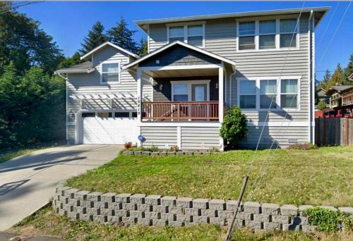Kenmore House | Enjoy Comfort at Log Boom Park with Restaurant & Kitchen