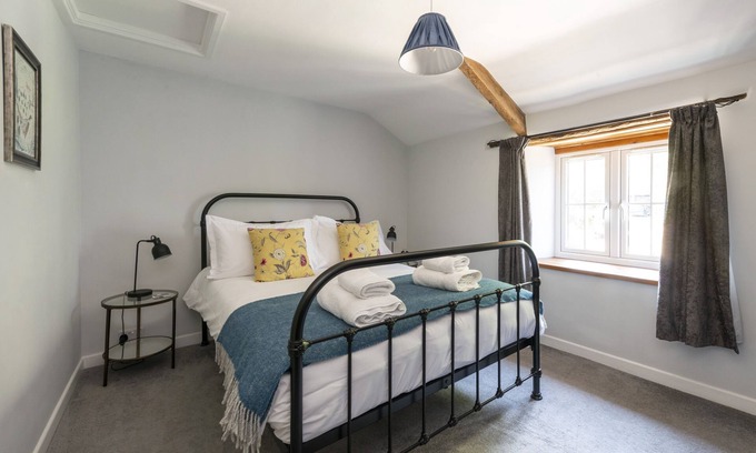Buckland Newton Cottage | Cozy Retreat with Heated Pool and Inviting Pub Experience