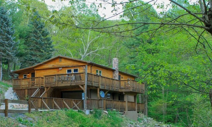 Stanley Cabin | Cozy Log Cabin and Treehouse - Guest Rated 9.8, Pet Friendly