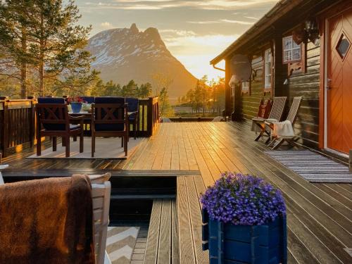 Skanland House | Log Cabin By Skoddeberg Lake In Tjeldsund