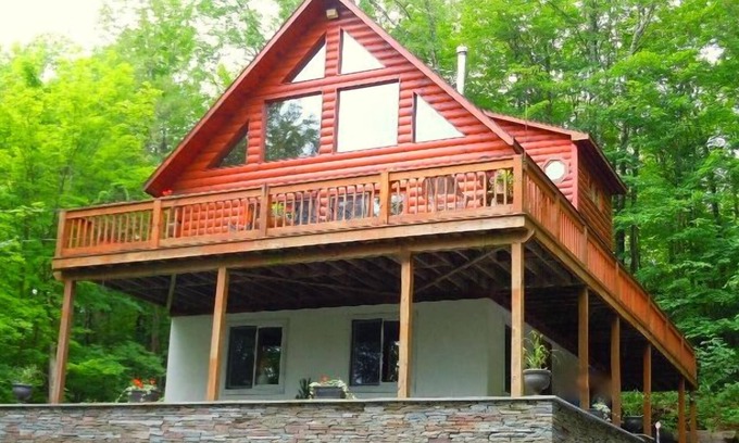 Haines Falls House | Cozy Log Cabin Chalet with Hot Tub & Lake Views Near Falls