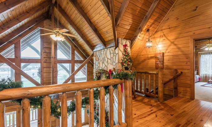Clinton Cabin | Relaxing Log Cabin near Windrock ATV Park & Norris Lake