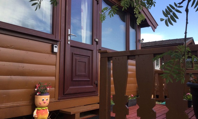 Bronaber Cabin | Cozy Snowdonia Log Cabin with Garden and Lake View