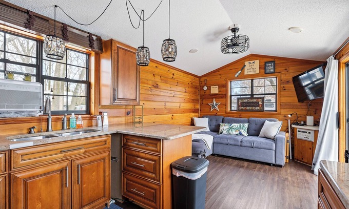 Portage Cabin | Log Cabin/Funky Jungle at Lakeshore Campground/On Lake/Sleeps 4