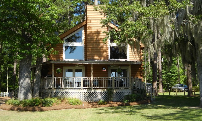 Cordele House | Exquisite Log Cabin Retreat with Scenic Sunsets & Lake Access