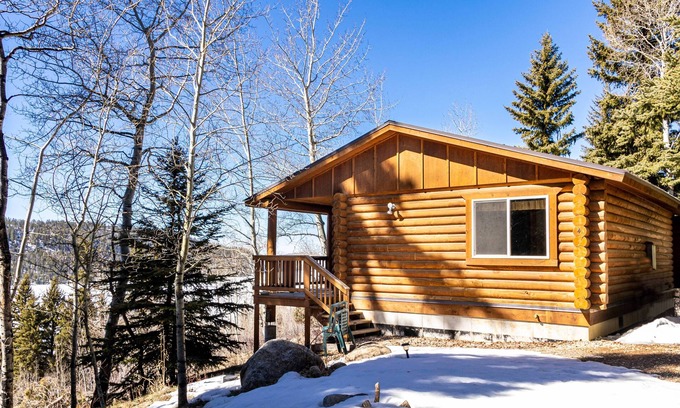 Big Sandy Cabin | Cozy Log Cabin Retreat Near Ski Lift with On-Site Dining