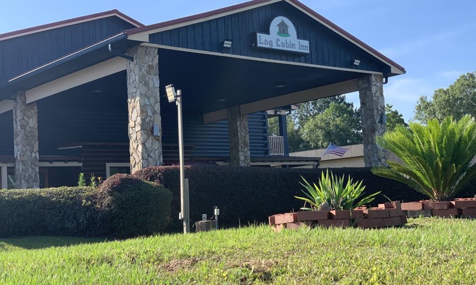Bay Minette Hotel | Cozy Log Cabin Inn with Pool and Family-Friendly Amenities