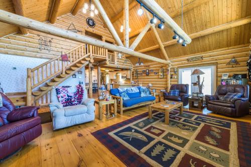 Lawrence House | Tranquil Log Cabin Retreat by the Lake with Kayaks