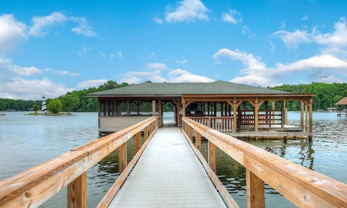 Mineral House | Lake Anna Log Cabin Retreat - Pet Friendly with Breakfast