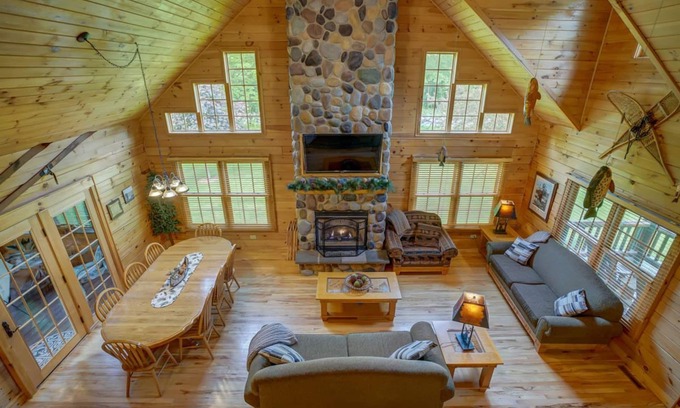 Baraboo House | Unforgettable Log Cabin Lodge Near Devil's Lake & Skiing