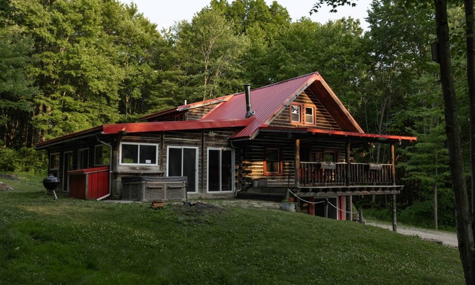Bladensburg Cabin | Cozy Log Cabin Lodge with Heated Pool & Ocean View