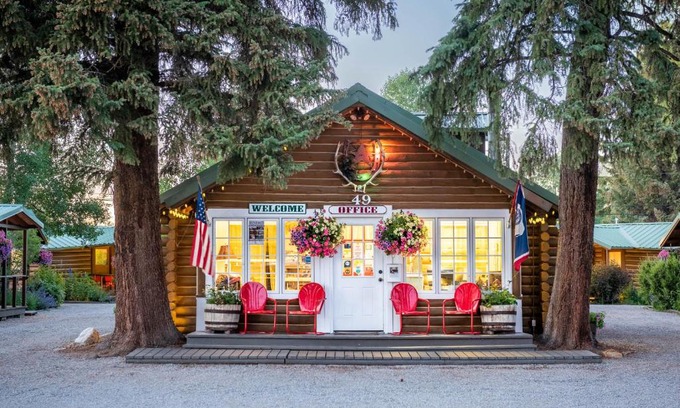Pinedale Cabin | Oceanfront Log Cabin Motel with Exceptional Guest Reviews