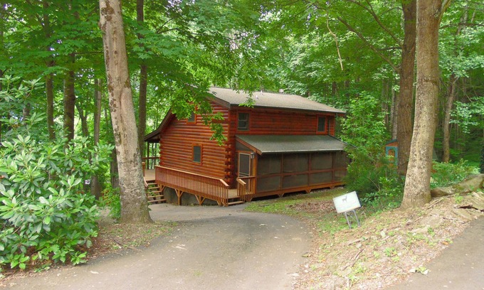 Maggie Valley Cabin | Cozy Log Cabin with Mountain Views & Family-Friendly Amenities