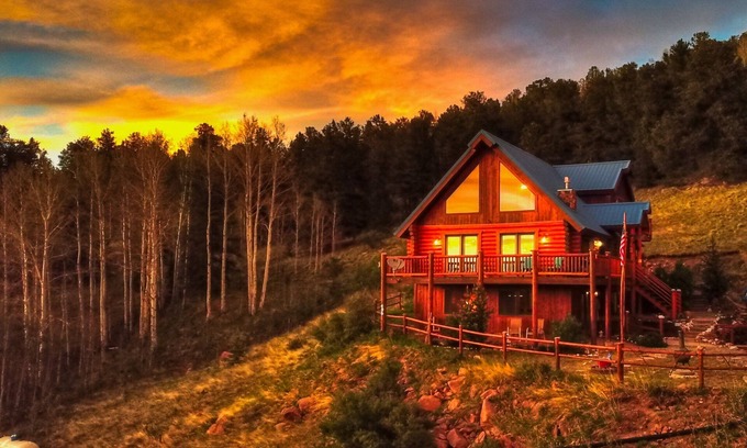 Cripple Creek Cabin | Cozy Log Cabin with Hot Tub & Scenic Views near Cripple Creek