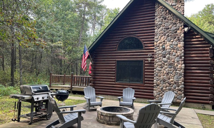 Babcock Cabin | Serene Necedah Log Cabin Retreat by Lake Petenwell