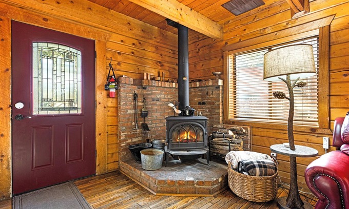 Kachina Village Cabin | Log Cabin Near Trails, Fully Fenced, Central to Grand Canyon Sedona Williams