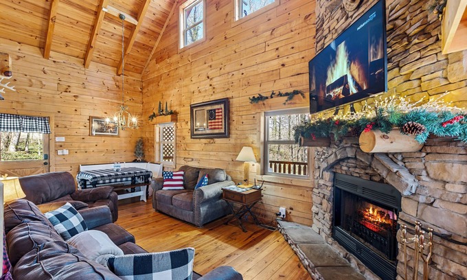 Knoxville Cabin | Cozy Log Cabin near UTK with Hot Tub & Game Room