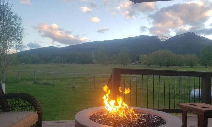 Stevensville House | Idyllic Log Cabin at the Foot of Bitterroots – Pet Friendly