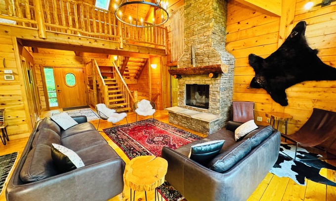 Jenkins Cabin | Treehouse Retreat: Air-Conditioned Log Cabin Oasis Awaits
