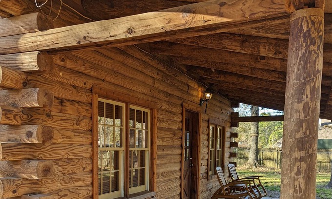 Lake Houston Cabin | Log Cabin on 1 acre! Fire Pit and fast wifi! Country Home close to Everything!