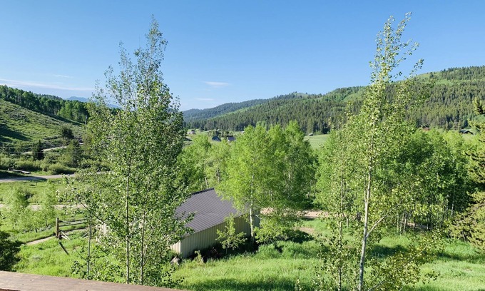 Red Top Meadows House | Cozy Log Cabin Retreat on 4 Scenic Acres with Breakfast