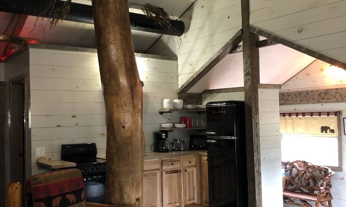 Tomahawk Resort | Cozy Big Bear Cabin: Lakefront Retreat with Hot Tub