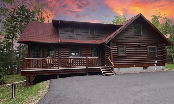 St Germain House | Secluded Log Cabin Retreat with Lake Views and Pet-Friendly