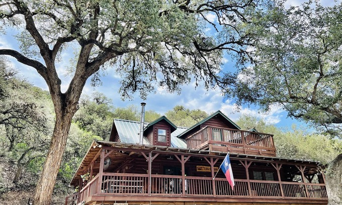 Sabinal House | Inviting Log Cabin on River Road with Pool and Breakfast