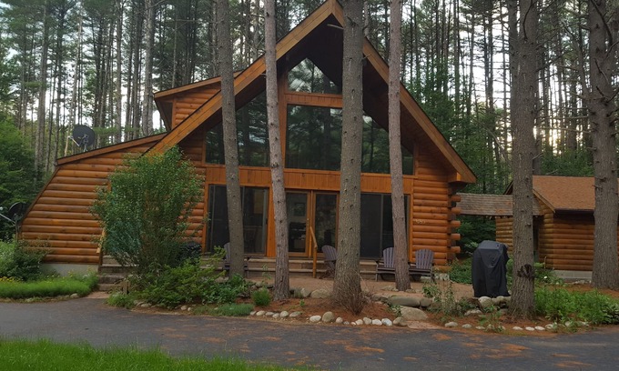 Warrensburg Cabin | Cozy Log Cabin on the Hudson with Pool and Spa Amenities