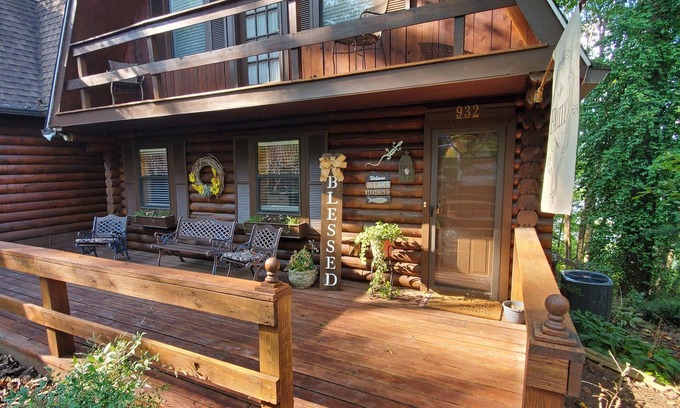 Scottsville Cabin | Tranquil Log Cabin Retreat on the Lake - Rated 9.6/10