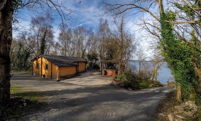 Garrykennedy Cabin | Cozy Lakefront Log Cabin with Kitchen & Pet-Friendly Perks
